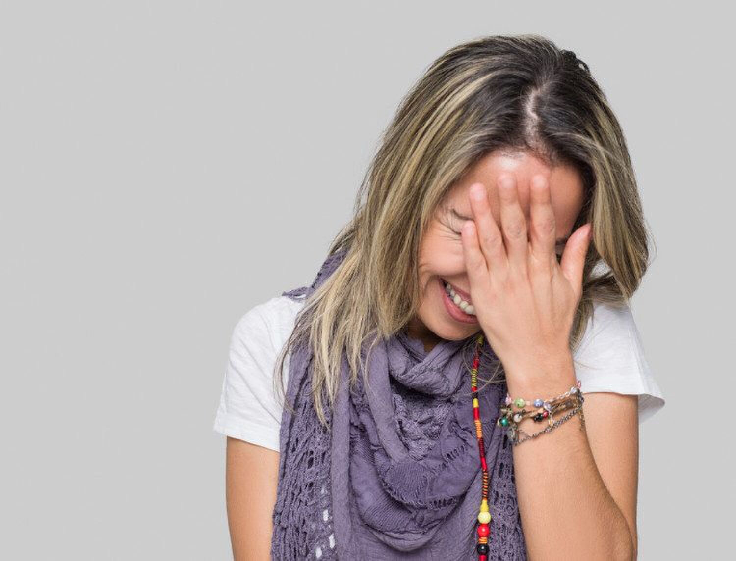 verlegen vrouw moet lachen