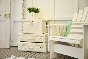 20130207-03-beach-cottage-vintage-suitcases-painted-white