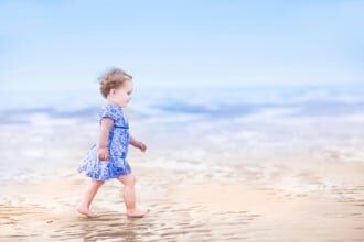 Met deze tips raak je je kindje niet kwijt op het strand (of je vindt hem snel weer terug).