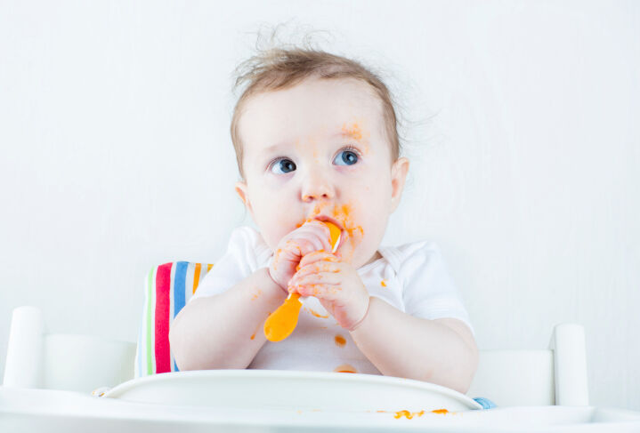 Illustratie bij: Dit kun je een baby maar beter niet te eten geven!