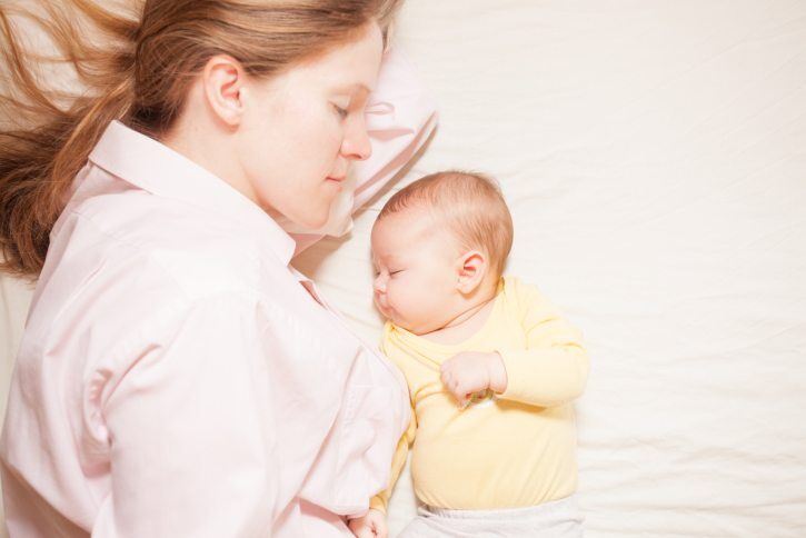 Illustratie bij: Co-sleeping met je baby: knus of gevaarlijk?