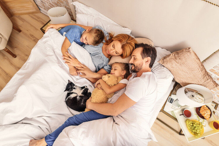 Illustratie bij: Met de hele familie in één bed: is dat dikke ellende of dikke pret?