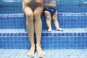 moeders aan rand zwembad