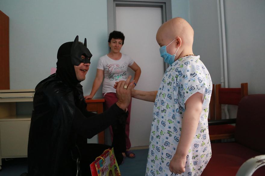 Albanian-Police-Force-Heartwarming-Surprise-to-the-Hospitalized-Children-in-Tiranas-Pediatry-574f419b5f0fb__880
