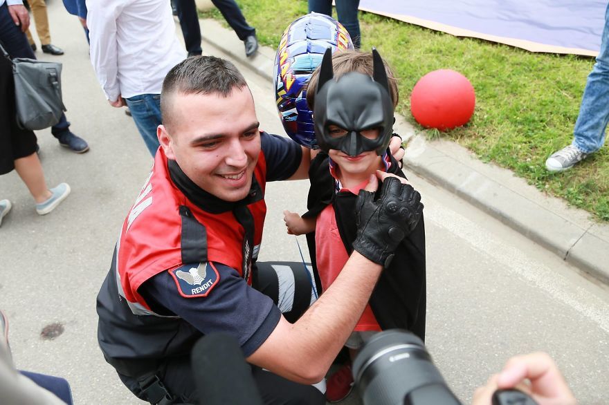 Albanian-Police-Force-Heartwarming-Surprise-to-the-Hospitalized-Children-in-Tiranas-Pediatry-574f41e475b17__880