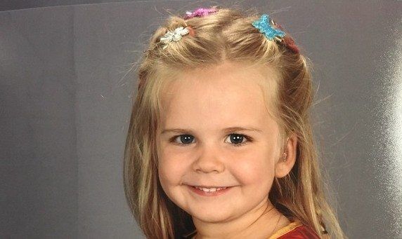 Dit 3-jarige meisje maakt de blits met haar zelfgekozen schoolfoto-outfit