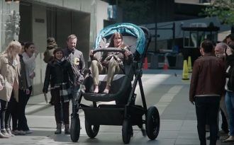 TE grappig: dit bedrijf maakte een kinderwagen voor volwassenen om te testen