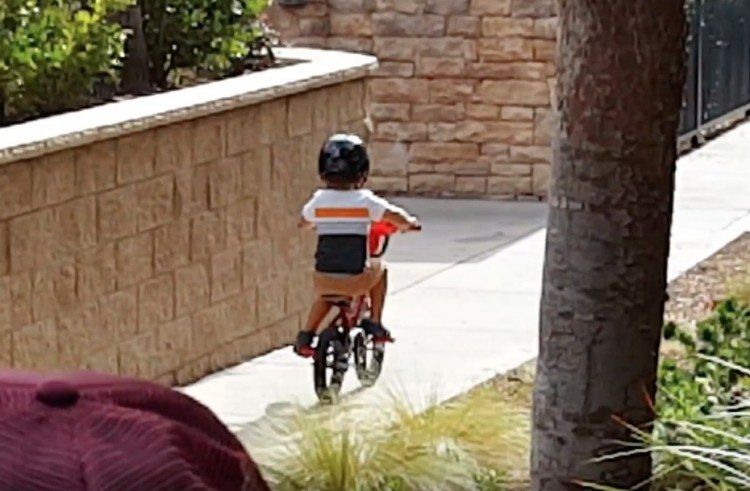 Deze 3-jarige crasht met zijn fiets en zijn reactie is hilarisch