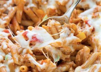 Zo simpel kan het zijn: heerlijke pasta met kipworstjes en mozzarella