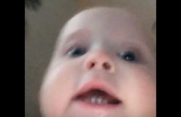 baby steelt telefoon