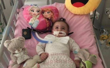 Meisje ontwaakt uit coma nadat ouders rechtszaak om levensondersteuning wonnen