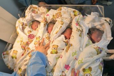 Heel bijzonder: eeneiige vierling geboren in China