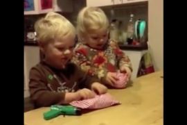 Vader geeft kinderen nep kerstcadeaus, maar hun reactie is anders dan verwacht