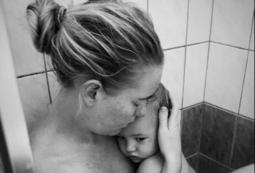 Deze rauwe foto over het moederschap gaat viral en wij snappen waarom