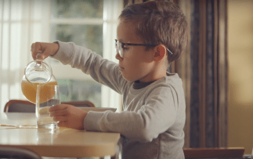 Deze prachtige reclame over een jongetje met bril raakt iedereen