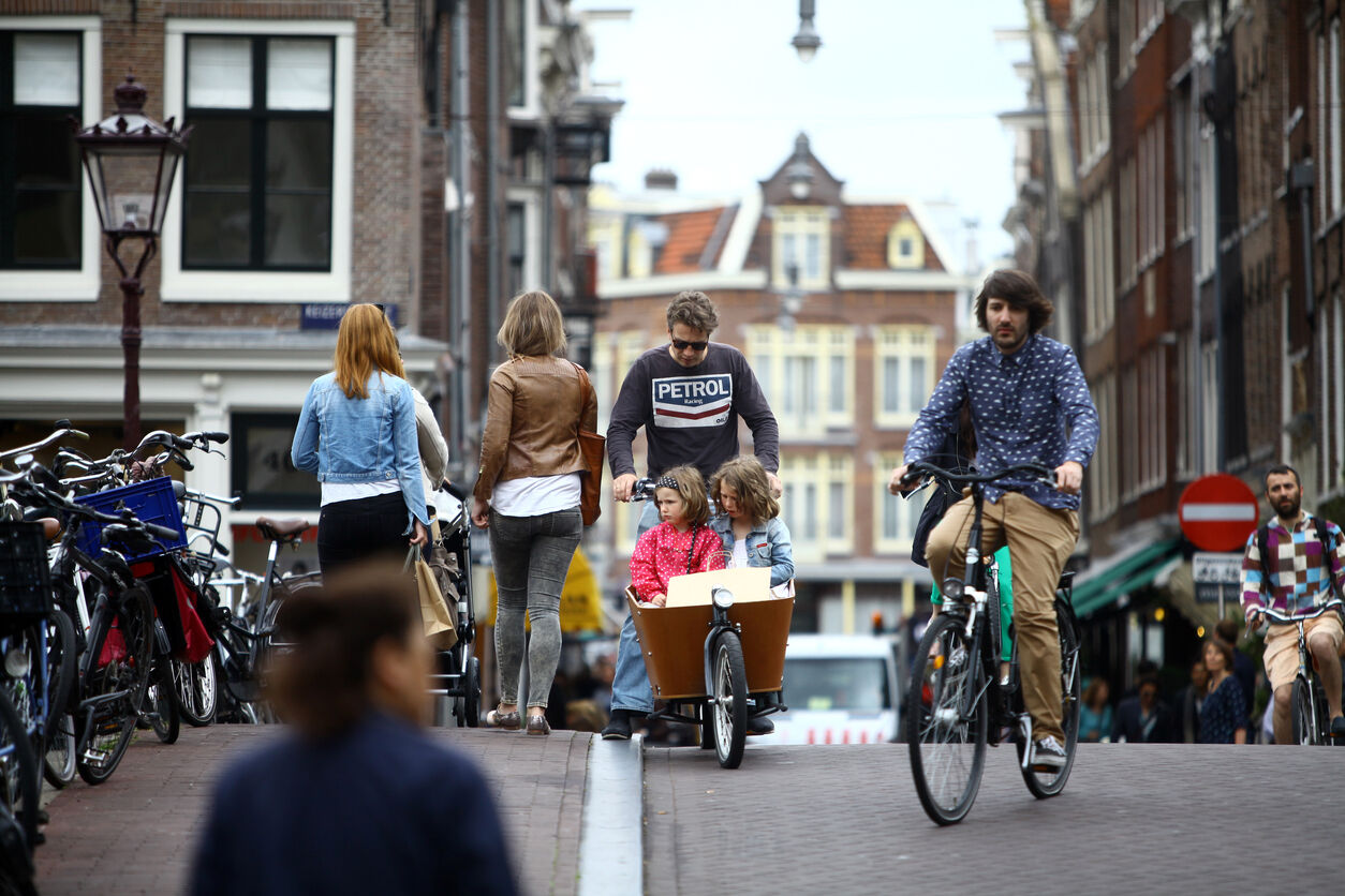 Illustratie bij: Waarom je je kind niet in Amsterdam moet laten opgroeien. Of nee, wacht, juist wel.