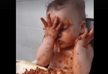 Dit kleine spaghettimonster valt bijna in slaap, maar eten zal hij!