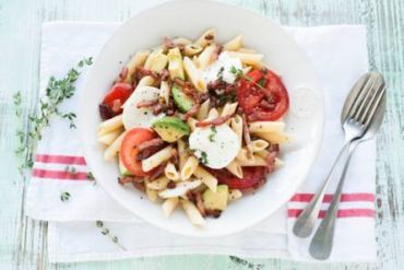 Snelle pastasalade met mozzarella en spekjes (ook handig om mee te nemen!)