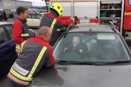 Peuter sluit zichzelf op in auto en heeft de tijd van zijn leven als de brandweer te hulp schiet