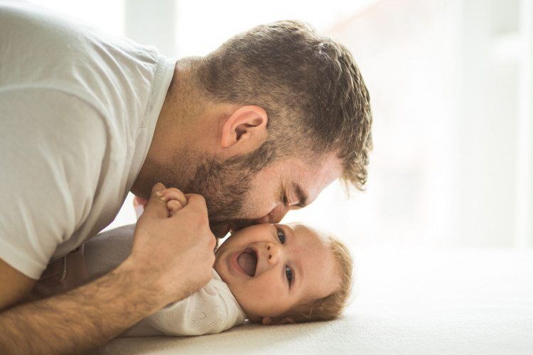 Illustratie bij: 12 Dingen die niemand je vertelt over je man als hij vader wordt