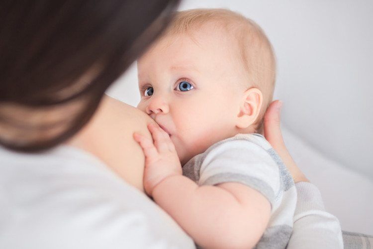 Illustratie bij: Borstvoeding is het beste voor je baby. Maar niet altijd voor de moeder.
