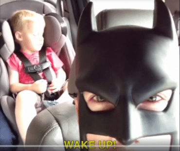 Deze vader verkleedt zich als Batman en het is hilarisch (die stem!)