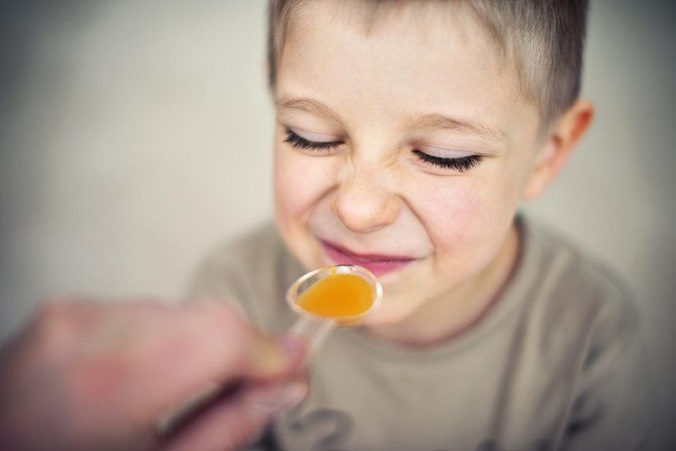 Illustratie bij: 25 soorten kindermedicijnen die iedere moeder standaard in huis heeft