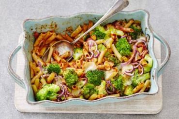 Snelle pasta uit de oven met spekreepjes en broccoli