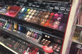 Peuter vernielt voor meer dan 1000(!) euro aan make-up
