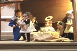 Dit 2-jarige meisje steelt de show (en de Jezus) in het kerstspel