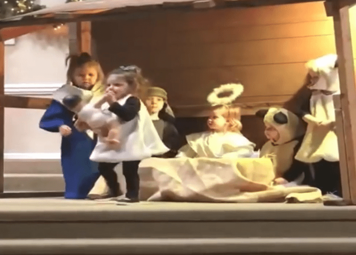 Dit 2-jarige meisje steelt de show (en de Jezus) in het kerstspel