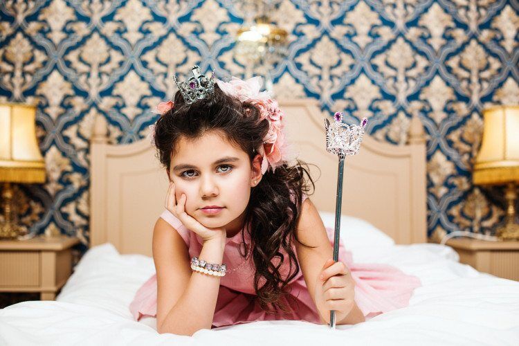 Illustratie bij: Waarom Nederlandse moeders van hun dochters verwende prinsesjes maken