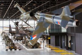 Vliegtuigen kijken en tanks beklimmen bij het Nationaal Militair Museum