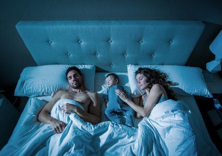 Illustratie bij: Met je baby in één bed: fijn en gezellig, maar ook levensgevaarlijk?