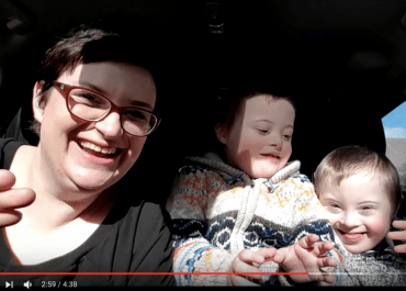 Bij deze 'carpool-karaoke' met kinderen met Downsyndroom houd je het niet droog