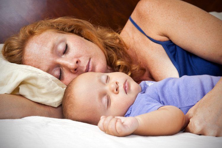 Illustratie bij: Opvallend onderzoek: moeders die langer dan 6 maanden co-sleepen voelen zich depressiever