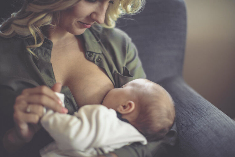 Illustratie bij: Borstvoeding versus flesvoeding: zoek de verschillen (eh…)