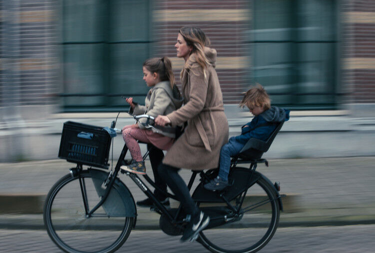 US dollar test stormloop Ode aan de naar-school-fiets-moeder - Me-to-We