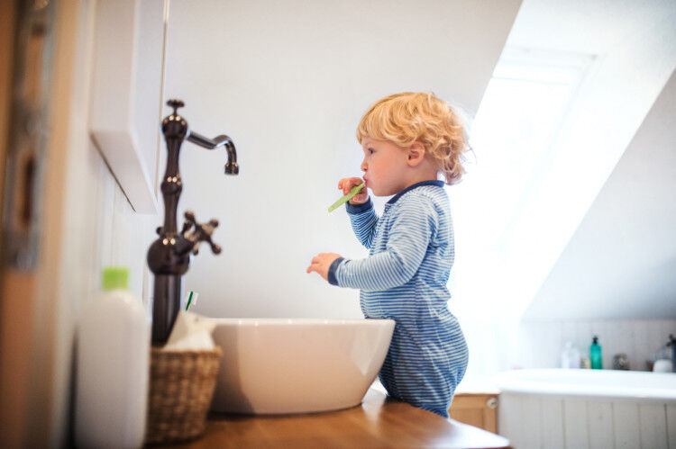Illustratie bij: Je kind in de houdgreep met tandenpoetsen, is dat echt nodig?