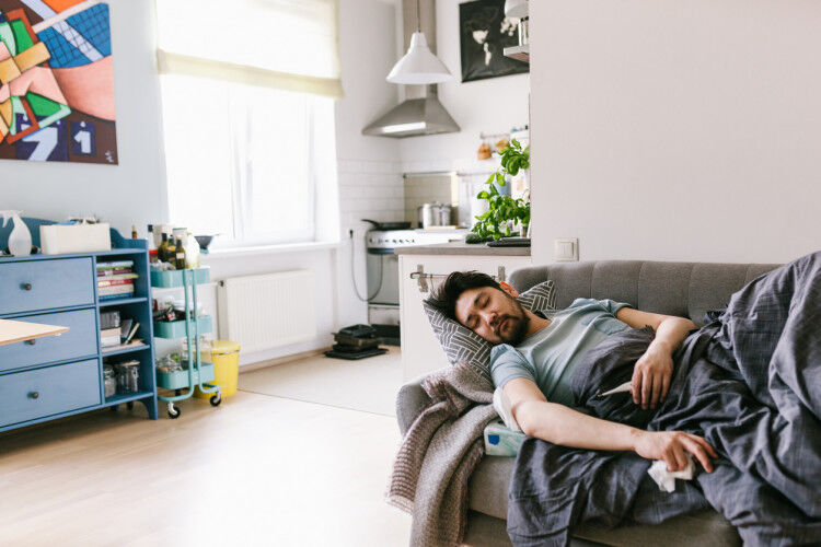 Illustratie bij: Annemiekes vriend slaapt al meer dan een jaar op de bank