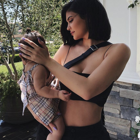 Illustratie bij: Heeft Kylie Jenner haar dochter verminkt, of moet iedereen zich niet zo aanstellen?