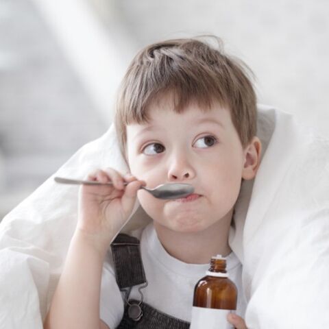 Illustratie bij: Waarom hoestdrank (helaas) niet helpt bij een hoestend kind