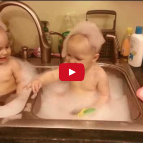 Illustratie bij: Deze moeder baddert haar tweeling in de gootsteen. Kijk hoe de baby links reageert…