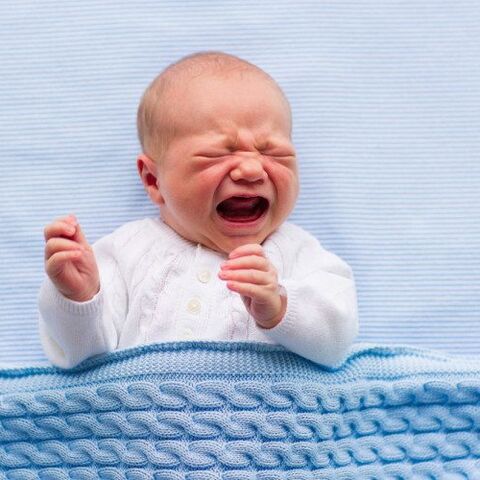 Illustratie bij: Deze kinderarts krijgt een huilende baby binnen 1 seconde stil!! Zo doet hij dat