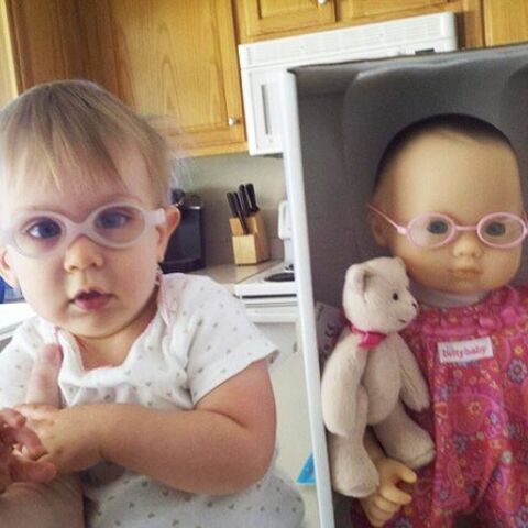 Illustratie bij: De gelijkenissen tussen deze kinderen en hun poppen zijn aandoenlijk!