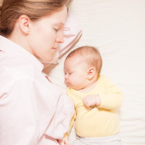 Illustratie bij: Co-sleeping met je baby: knus of gevaarlijk?