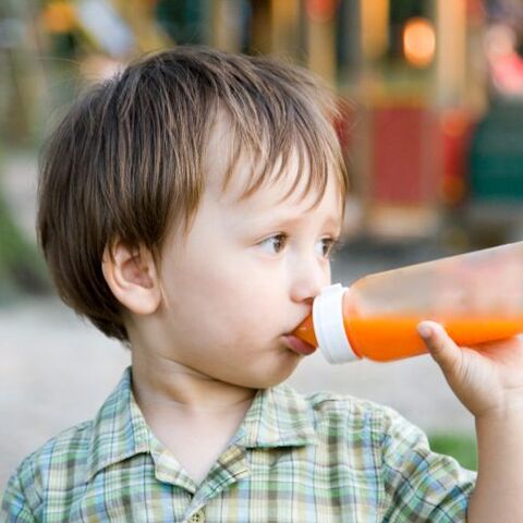 Illustratie bij: “Mijn driejarige zoon wil persé drinken uit een fles. Wat moet ik doen?”
