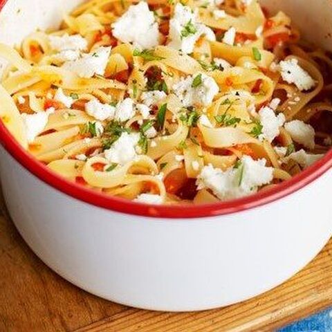 Illustratie bij: Een simpele pasta: paprika, oregano en feta