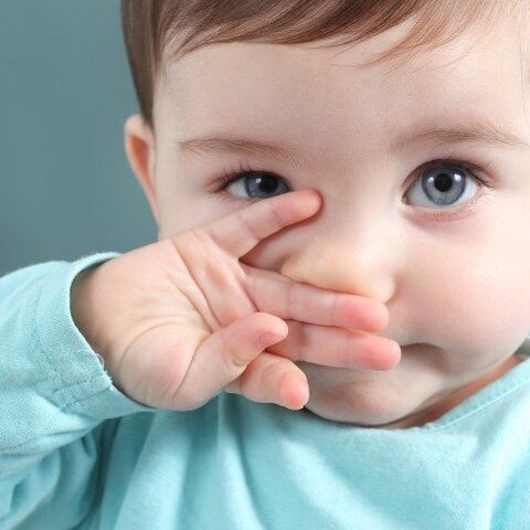 Illustratie bij: Deze schattige baby niest en reageert enorm grappig
