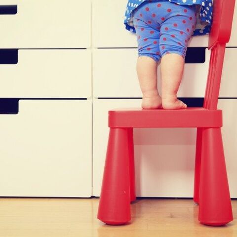 Illustratie bij: Staat jouw meubilair wel vast? Want voor je het weet ligt je kind eronder!